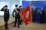 Poczet sztandarowy IAS w Białymstoku prezentuje sztandar. Obok Dyrektor Izby Administracji Skarbowej w Białymstoku wraz z Zastępcą