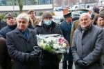Wojewoda Bohdan Paszkowski oraz Dyrektor Izby Administracji Skarbowej w Białymstoku oraz inni ludzie przed złożeniem kwiatów