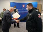 DIAS Wojciech Orłowski wręcza list gratulacyjny funkcjonariuszowi Służby Celno-Skarbowej