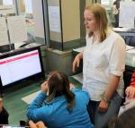 pracownic urzędu skarbowego w bielsku podlaskim instruuje uczennicę jak elektronicznie umówić wizytę w urzędzie skarbowym