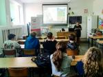 Edukatorki Akademii podatkowej podlaskiej KAS prowadzą lekcje w suwalskiej szkole