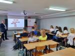 Edukatorzy Akademii podatkowej podlaskiej KAS prowadzą lekcję dla uczniów szkoły ponadpodstawowej