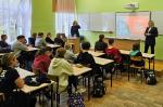 Edukatorzy Akademii podatkowej podlaskiej KAS prowadzą lekcję w szkole ponadpodstawowej